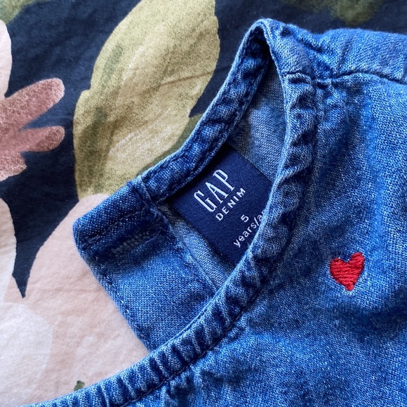 GAP Denim Dress with Hearts size 5T - Picture 2 of 6